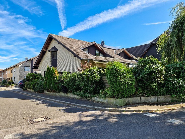 Düren Lendersdorf, Doppelhaushälfte mit Keller, Garten und Garage in ruhiger Lage am Feldrand