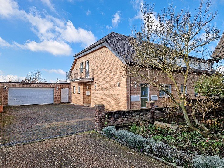 Nörvenich, 4-Familienhaus mit über 500 m² Wohnfläche und freier Luxuswohnung im EG