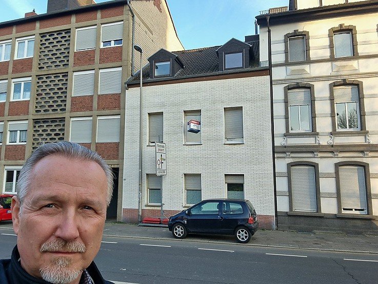 Zweifamilienhaus mit freier großer Wohnung, kleinem Garten + Garagengrundstück