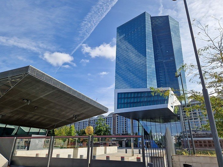 der Eingang des Bürogebäudes der EZB in Frankfurt